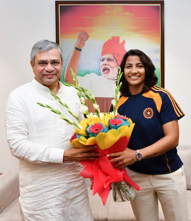 उत्तराखंड की क्रिकेटर स्नेह राणा ने टीम के साथ अश्विनी वैष्णव से की मुलाकात