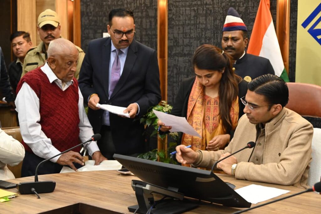 जनता दरबार: डीएम ने 102 लोगों की सुनी समस्या, कई मामले मौके पर निपटाए