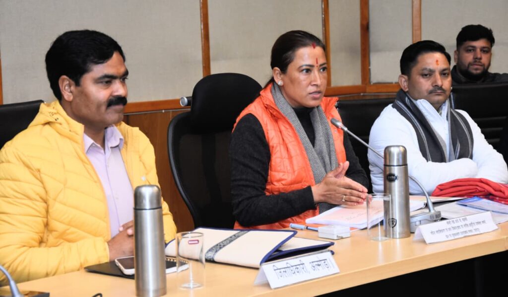 सड़क में अधिग्रहीत जमीनों का मुआवजा तत्काल देने का निर्देश