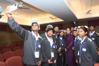 आदिवासी समाज को मुख्य धारा में लाना हम सब की जिम्मेदारी : रेखा आर्या