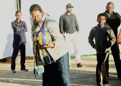 बच्चों को खेलते देख वॉलीबॉल खेलने लगी खेल मंत्री रेखा आर्या