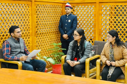 ऋण चुकाने में असमर्थ दो बहनों ने पढाई व मकान बचाने की डीएम से लगाई गुहार