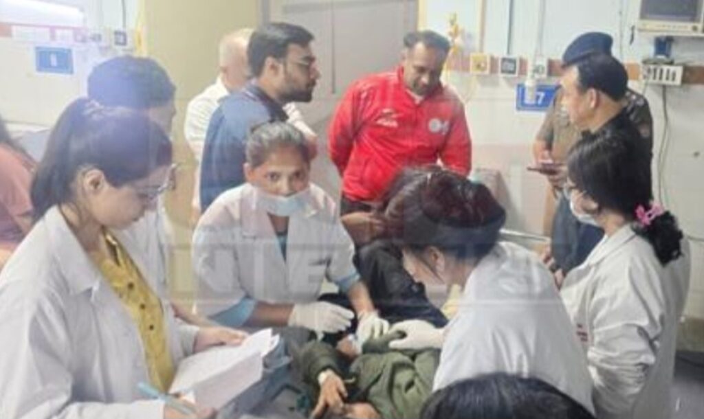 उत्तराखंड: पर्यटकों का टेंपो ट्रैवलर वाहन गहरी खाई में गिरा, दो की मौत