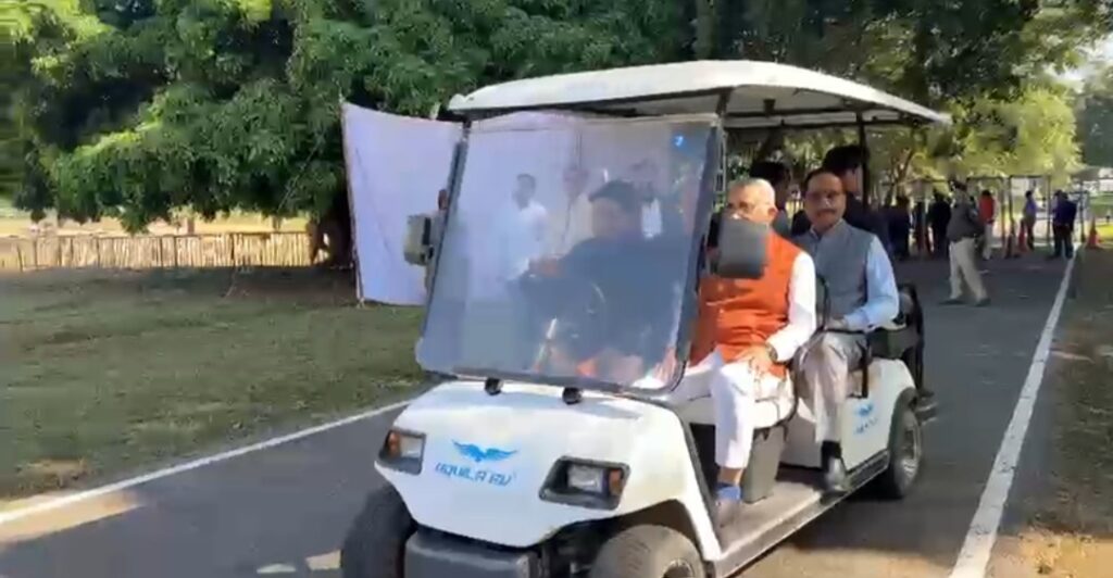 जिला प्रशासन के शटल वाहन, गोल्पकार्ट रहे आगंतुकों की सेवा में तत्पर