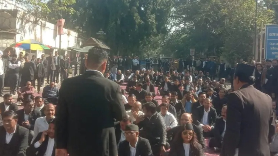 देहरादून: चैम्बरों के लिए सड़कों पर वकील