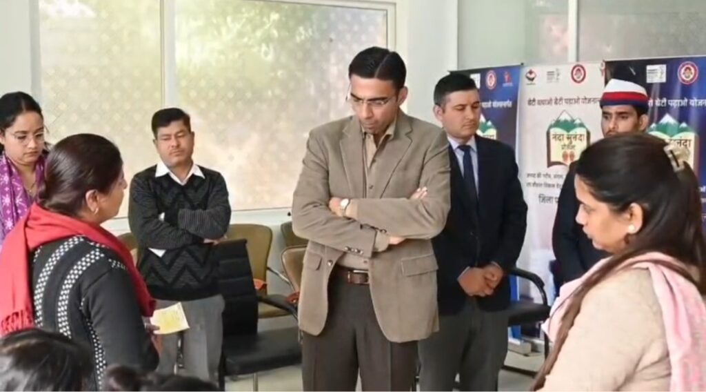 रायफल क्लब फंड से सात असहाय लोगों को डीएम ने प्रदान की 1.75 लाख की आर्थिक सहायता