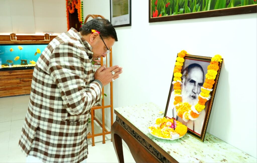 मुख्यमंत्री ने आंदोलनकारी इंद्रमणि बडोनी की जयंती पर उनके चित्र पर पुष्प अर्पित कर उन्हें श्रद्धांजलि दी