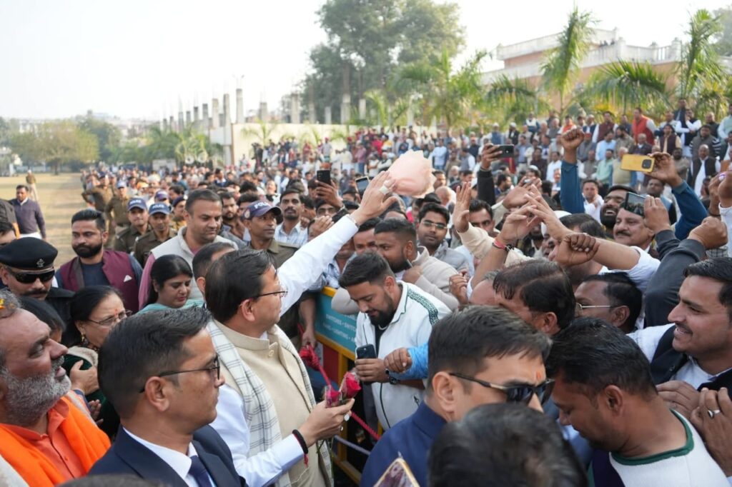 किसानों ने गुरुकुल कांगड़ी हेलिपैड पर मुख्यमंत्री का फूलों की माला व पुष्पवर्षा के साथ किया भव्य स्वागत 