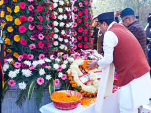 मुख्यमंत्री ने विजय दिवस पर शहीद स्मारक में पुष्पचक्र अर्पित कर वीर बलिदानियों को दी श्रद्धांजलि