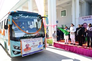 मुख्यमंत्री ने टॉपर छात्र-छात्राओं के दल को भारत दर्शन शैक्षिक भ्रमण पर किया रवाना