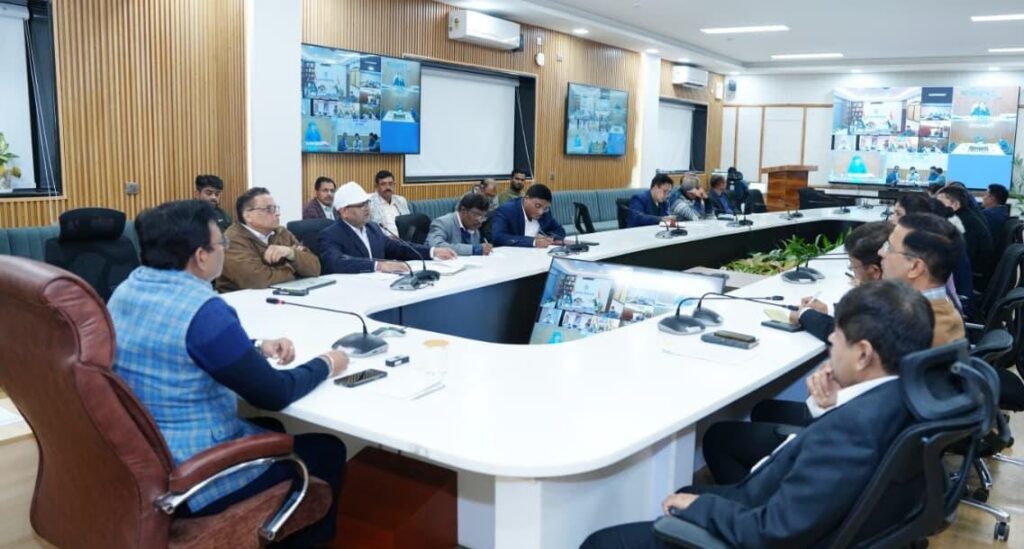 मुख्य सचिव ने जिलाधिकारियों के साथ वीडियो कॉन्फ्रेंसिंग के माध्यम से ली बैठक