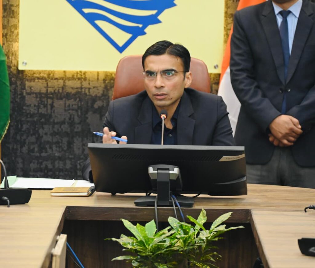 देहरादून: डीएम के निर्देश पर जिले के जनसेवा केंद्रों पर छापेमारी