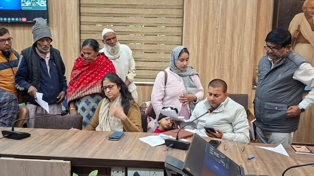 जनता दरबार में एडीएम ने सुनी लोगों की फरियाद, कई मामले मौके पर ही निपटाए