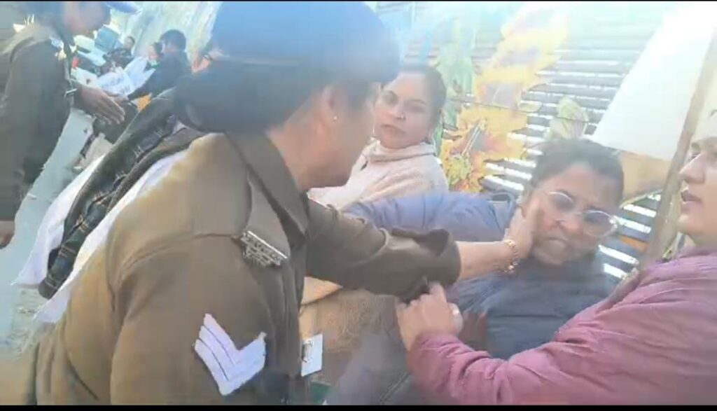 बेरोजगार नर्सिंग अभ्यर्थी का मुख्यमंत्री आवास कूच, पुलिस ने बेरिकेडिंग लगाकर रोका