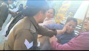 बेरोजगार नर्सिंग अभ्यर्थी का मुख्यमंत्री आवास कूच, पुलिस ने बेरिकेडिंग लगाकर रोका