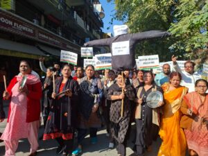 नर्सिंग बेरोज़गार युवतियों पर पुलिस अभद्रता के विरोध में महिला कांग्रेस का पुलिस मुख्यालय का घेराव