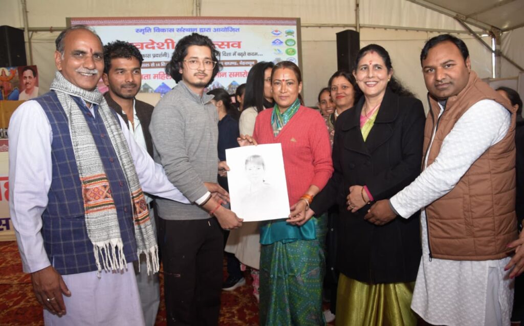 कैबिनेट मंत्री ने परेड ग्राउंड में आयोजित स्वदेशी महोत्सव में महिला उद्यमियों को किया सम्मानित