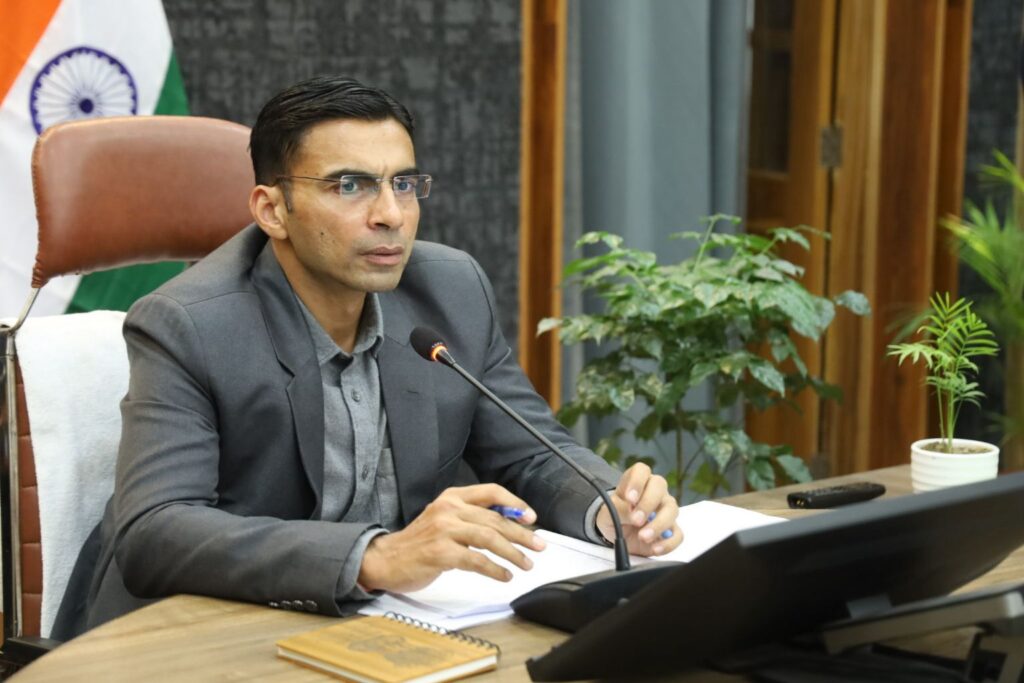 डीएम सविन बंसल ने विभागों को चेतायाः लापरवाही हरगिज बर्दाश्त नहीं