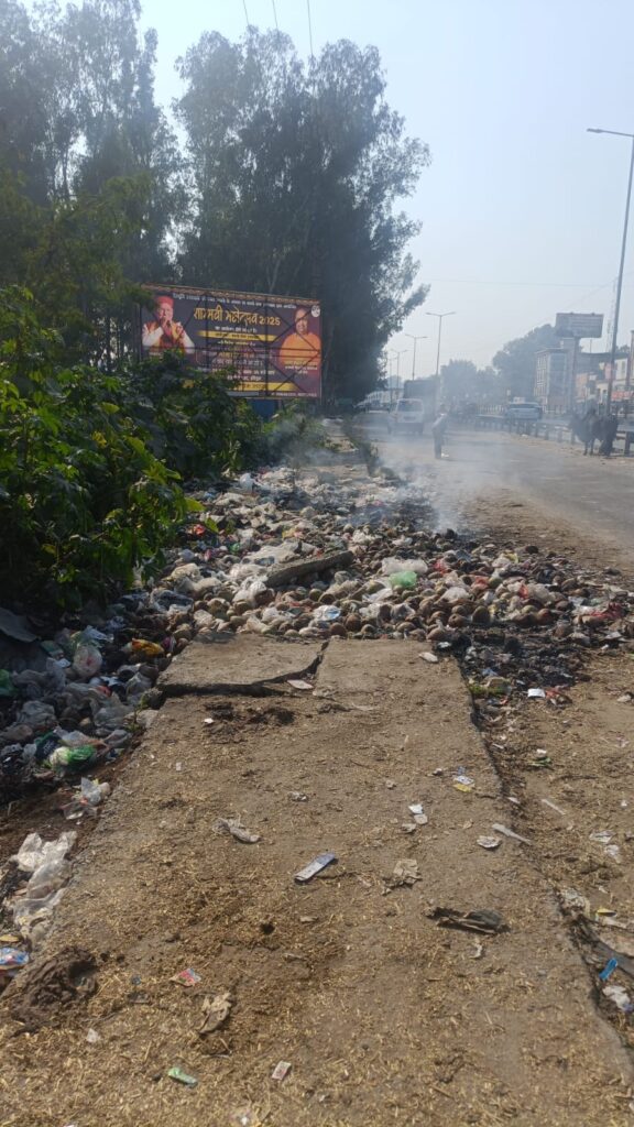 राजमार्गों पर सार्वजनिक स्थानों पर फैले कूड़े-कचरे पर डीएम की सख्ती