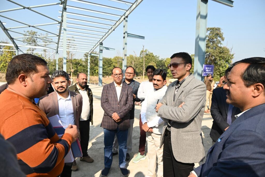 पर्यावरण संरक्षण की पहल: लाल पानी में निर्माणधीन एकीकृत ठोस अपशिष्ट प्लांट का डीएम ने किया स्थलीय निरीक्षण
