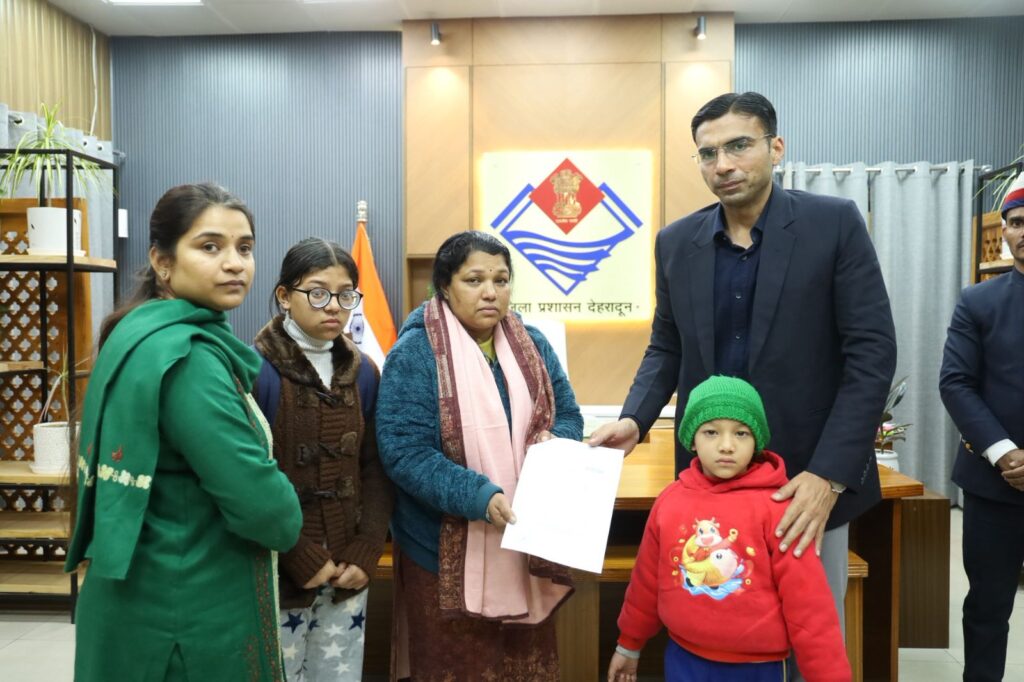 देहरादून: व्यथित असहायों के कष्ट रूपी जख्मों पर सहायता का मरहम लगाते डीएम  