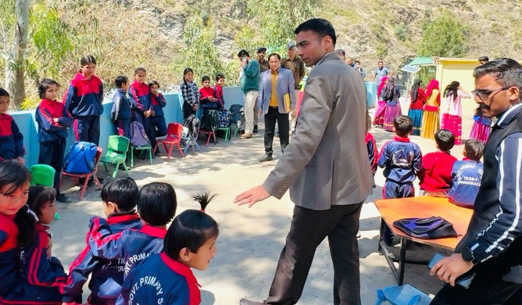 अर्थिक रूप से कमजोर बच्चों को मुफ्त शिक्षा प्रदान करने के लिए डीएम ने यूजीवीएनएल के सीएसआर फंड से दिलवाए 4.50 लाख