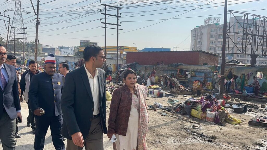 देहरादून: शहर की सफाई व्यवस्था देखने निकले डीएम, अधिकारियों को निर्देश सड़क किनारे न दिखे कूड़े का ढेर