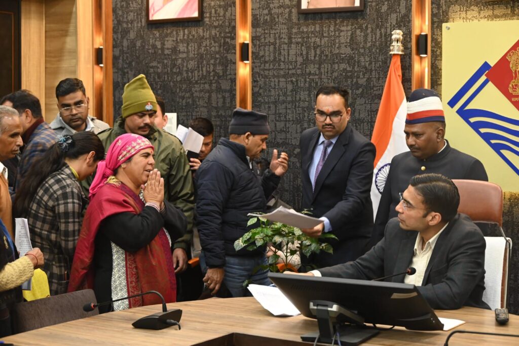 जनता दरबार में डीएम ने 171 लोगों की सुनी समस्या, कई मामले मौके पर निपटाए