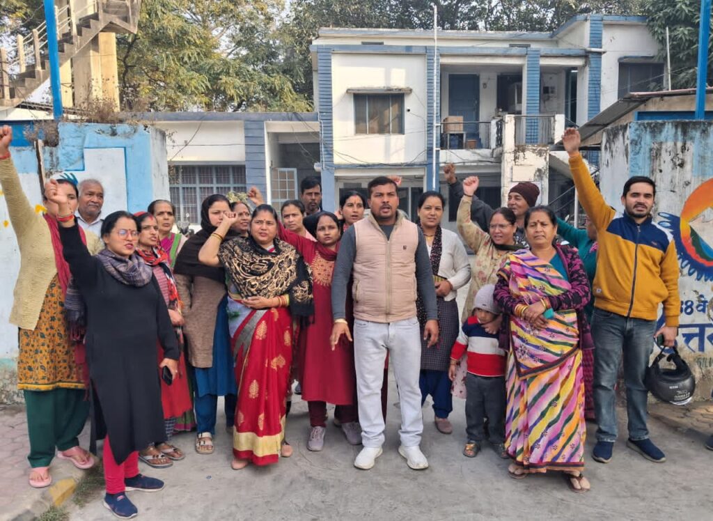 हल्द्वानी: महिलाओं ने जल संस्थान अधिकारियों का घेराव कर किया प्रदर्शन