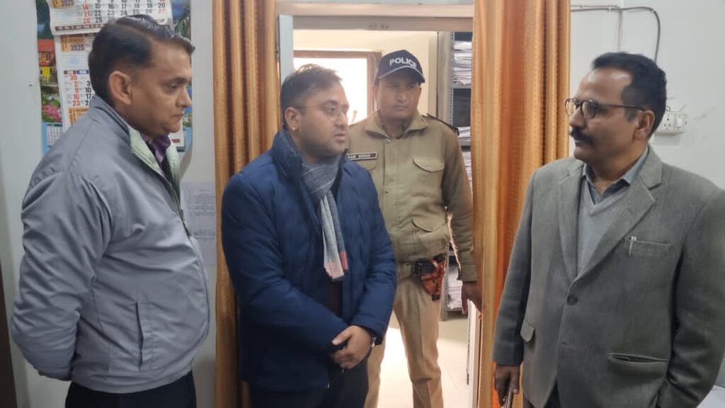 डीएम ने तहसील हल्द्वानी का औचक निरीक्षण किया