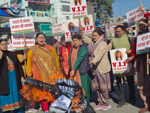 ज्योति रौतेला के नेतृत्व में महिला कांग्रेस पदाधिकारियों ने भाजपा सरकार का पुतला किया दहन