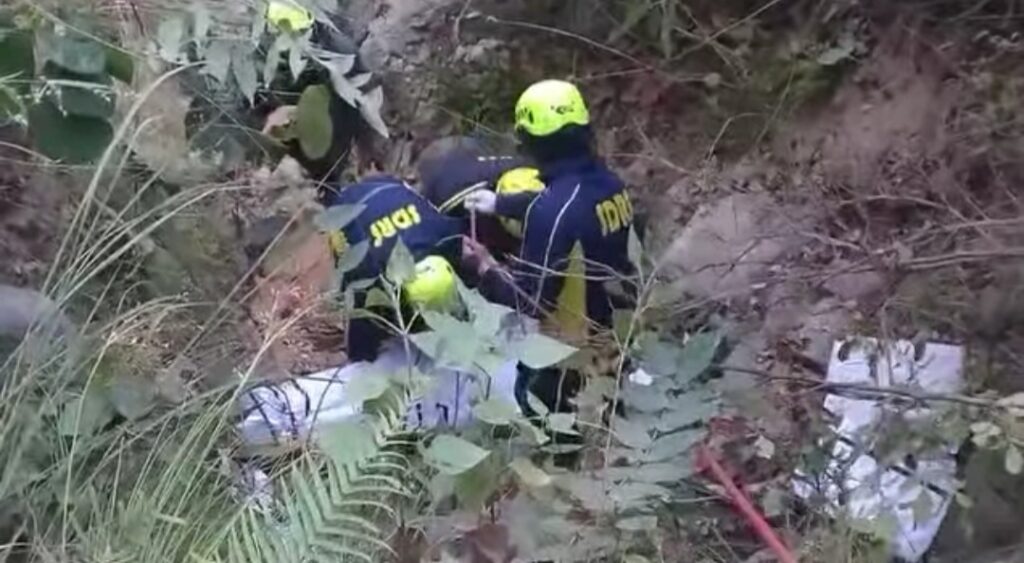 दर्दनाक सड़क हादसा : बोलेरो अनियंत्रित होकर गहरी खाई में गिरी, पांच लोगों की मौत