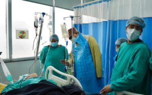 महाराज ने एम्स पहुंचकर गुलदार के हमले में घायल कंचन देवी का हालचाल जाना