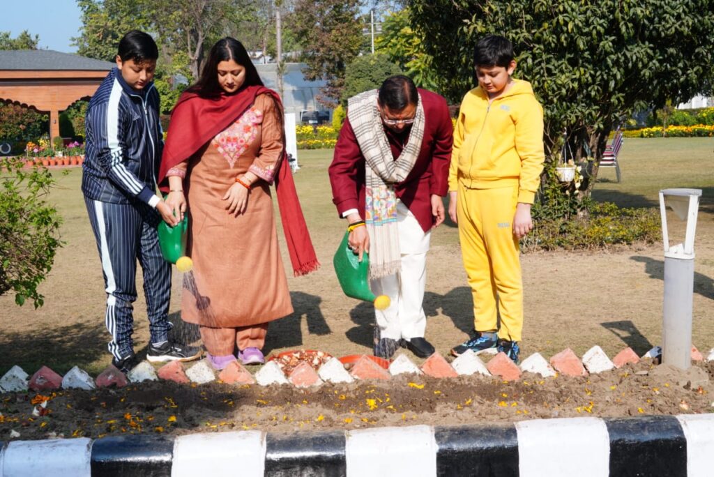 मुख्यमंत्री धामी ने सपरिवार ट्यूलिप के बल्ब रोपे