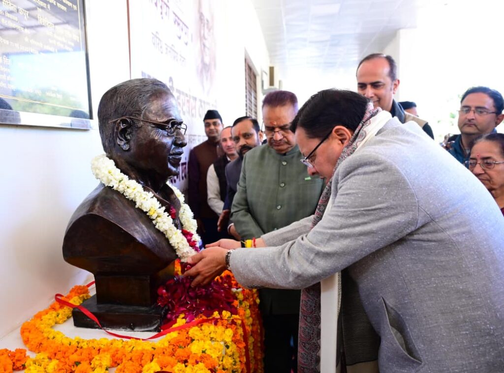 मुख्यमंत्री धामी ने स्व. हरबंस कपूर को श्रद्धांजलि दी