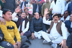 सुखवंत सिंह आत्महत्या प्रकरण: सड़क पर उतरी कांग्रेस, सीबीआई जांच की मांग 