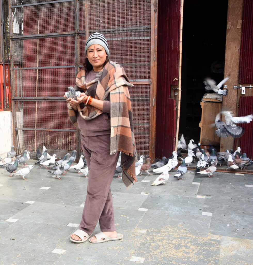 मंत्री रेखा आर्या ने गरीबों व पशु-पक्षियों की सेवा कर मनाया नववर्ष