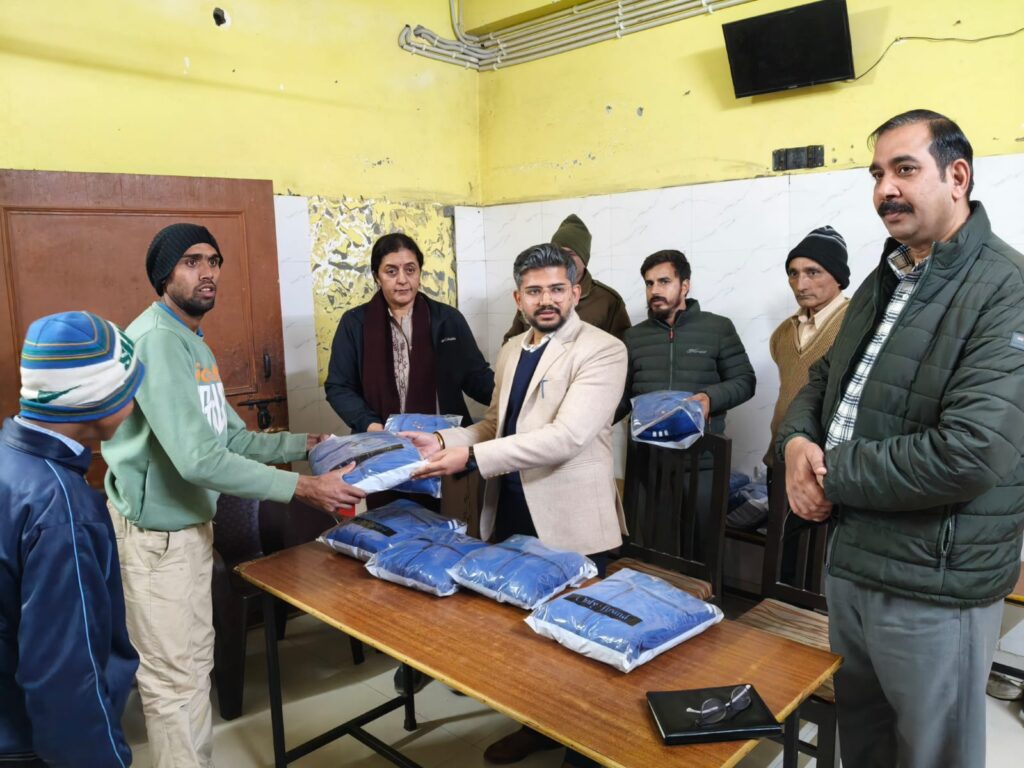 सीडीओ ने दिव्यांग बालक गृह का किया निरीक्षण, बालकों को वितरित किए गर्म ट्रैक सूट