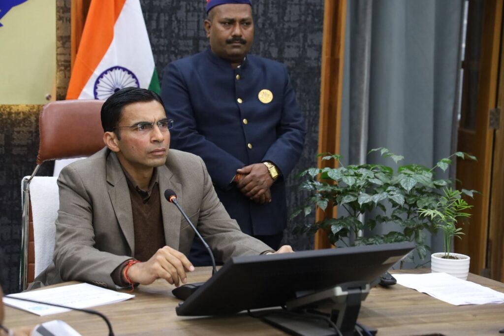 ग्रीन बिल्डिंग की सुस्त रफ्तार पर भड़के डीएम सविन बंसल, अधिकारियों को लगाई फटकार