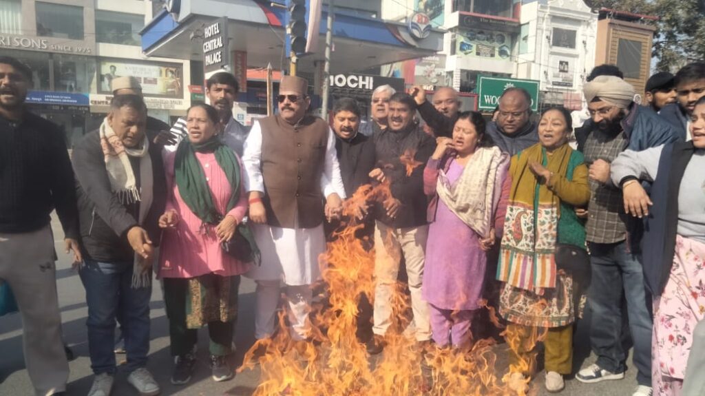 देहरादून: युवा कांग्रेस ने भाजपा सरकार की शव यात्रा निकाली, ऐस्लेहॉल चौक पर पुतला दहन किया