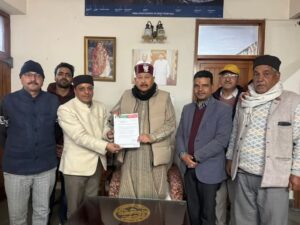 नौगांव व चिन्याली सौड में मार्ग और आवास गृह की मांग पर महाराज से मिले मनवीर चौहान