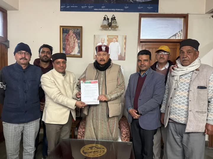 नौगांव व चिन्याली सौड में मार्ग और आवास गृह की मांग पर महाराज से मिले मनवीर चौहान