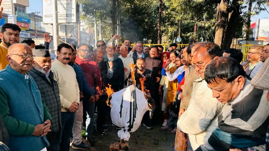 ऐतिहासिक मंदिरों एवं मूर्तियों को तोड़े जाने की घटनाओं के विरोध में कांग्रेस ने फूंका भाजपा सरकार का पुतला