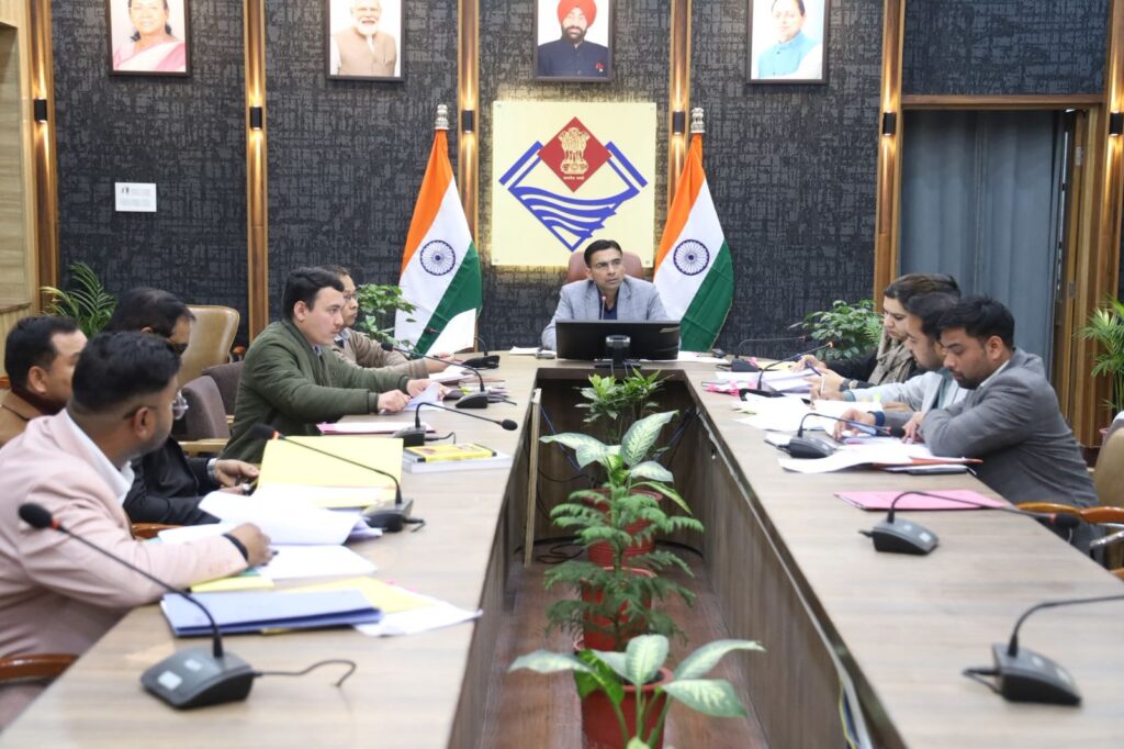 लंबित वादों से लेकर वसूली तक, डीएम सविन बंसल ने राजस्व अधिकारियों के साथ की अहम बैठक