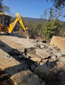 अवैध प्लांटिंग, सरकारी सम्पतियों में अतिक्रमण पर डीएम सख्त: ध्वस्तीकरण अभियान शुरू