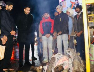 देहरादून के चौक-चौराहों पर पंहुचे डीएम, देखी अलाव व्यवस्था, रेनबसेरों में रहने वालों का जाना हाल