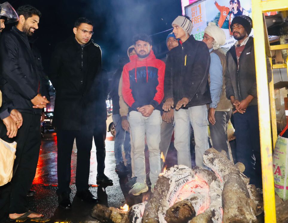 देहरादून के चौक-चौराहों पर पंहुचे डीएम, देखी अलाव व्यवस्था, रेनबसेरों में रहने वालों का जाना हाल