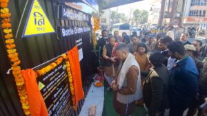 दून मेयर और नगर आयुक्त ने किया ऑटोमेटेड बॉटल क्रैशर मशीन का उद्घाटन