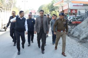 सार्वजनिक परियोजनाओं की जमीनी हकीकत परखने क्यूआरटी संग सड़कों पर उतरे डीएम 