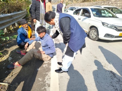 चलते काफिले से दिखा हादसा, मंत्री ने रुकवाया काफिला